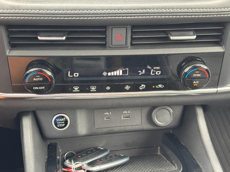 Nissan Rogue Vehicle Full-screen Gallery Image 24