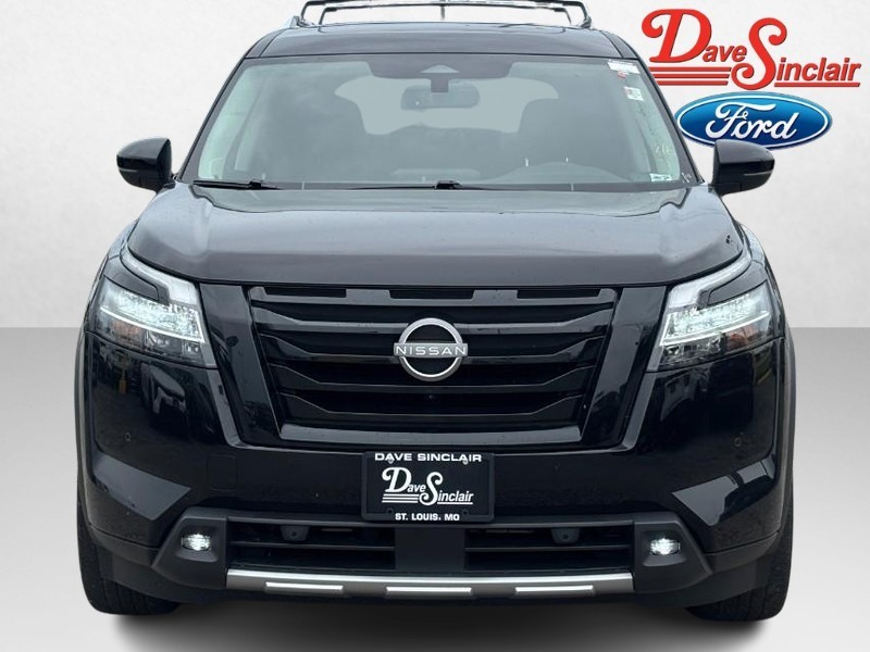 Nissan Pathfinder Vehicle Full-screen Gallery Image 02