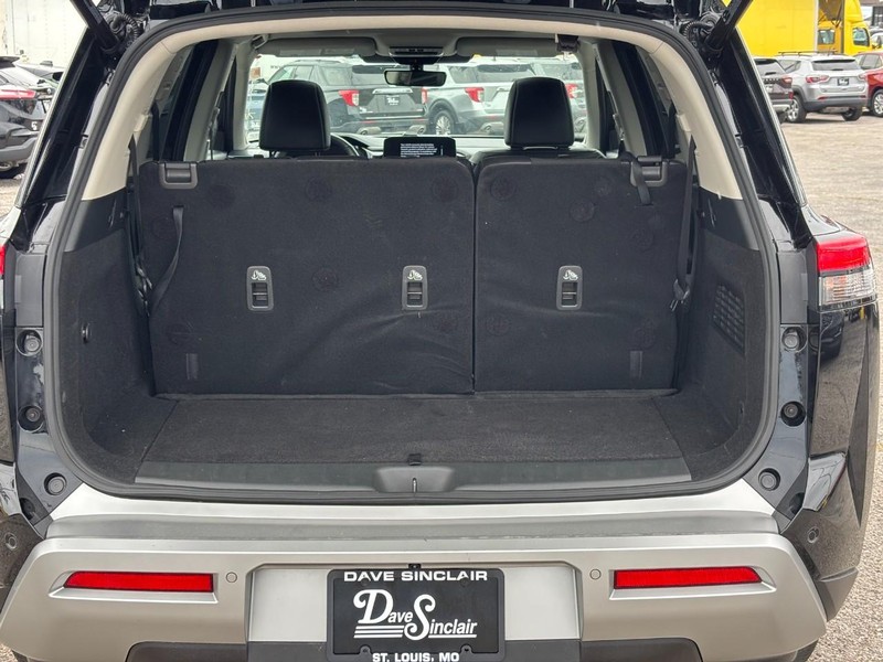 Nissan Pathfinder Vehicle Full-screen Gallery Image 11