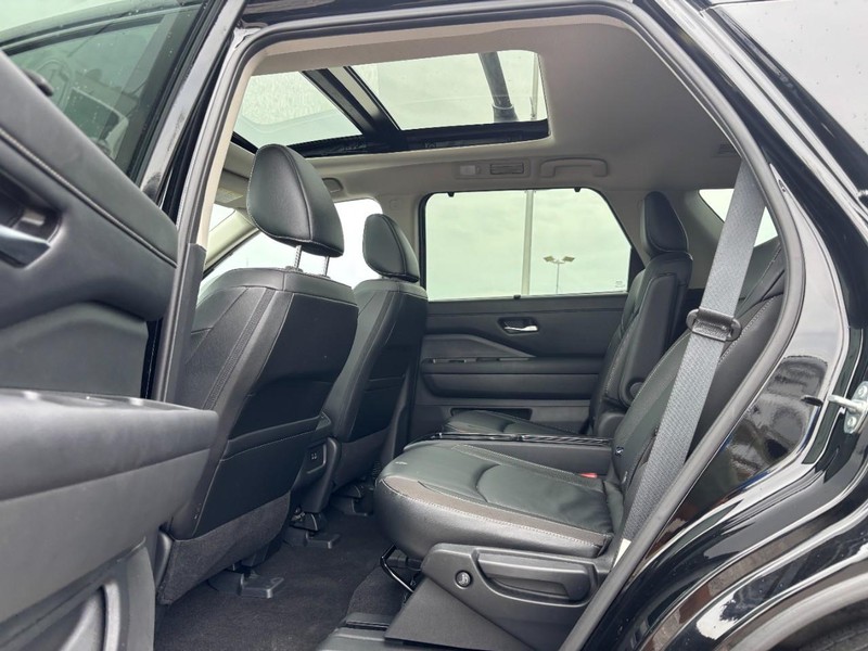 Nissan Pathfinder Vehicle Full-screen Gallery Image 14