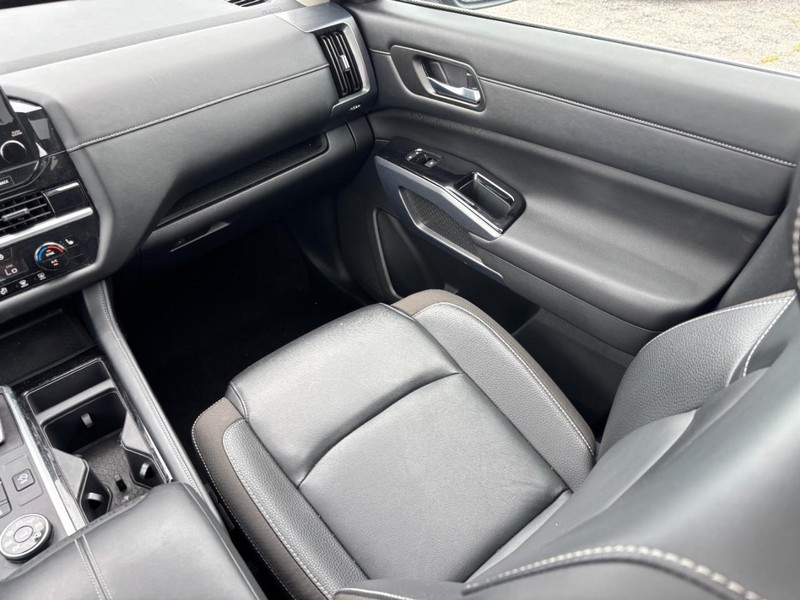Nissan Pathfinder Vehicle Full-screen Gallery Image 17
