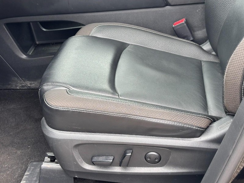 Nissan Pathfinder Vehicle Full-screen Gallery Image 18