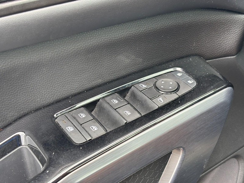 Nissan Pathfinder Vehicle Full-screen Gallery Image 19