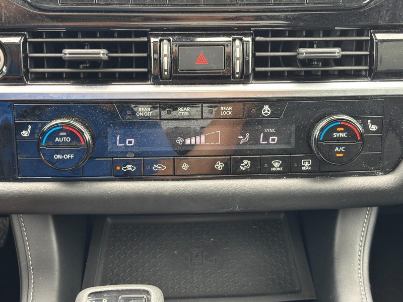 Nissan Pathfinder Vehicle Full-screen Gallery Image 26