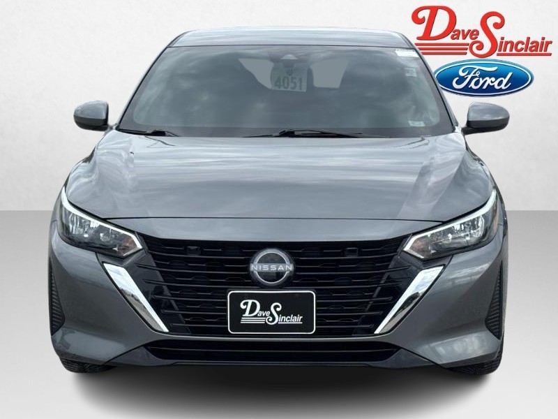Nissan Sentra Vehicle Full-screen Gallery Image 02