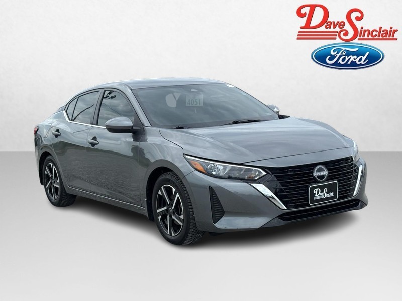 Nissan Sentra Vehicle Full-screen Gallery Image 04