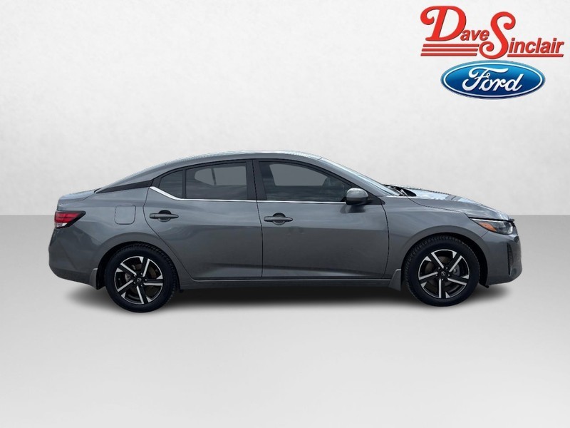 Nissan Sentra Vehicle Full-screen Gallery Image 05