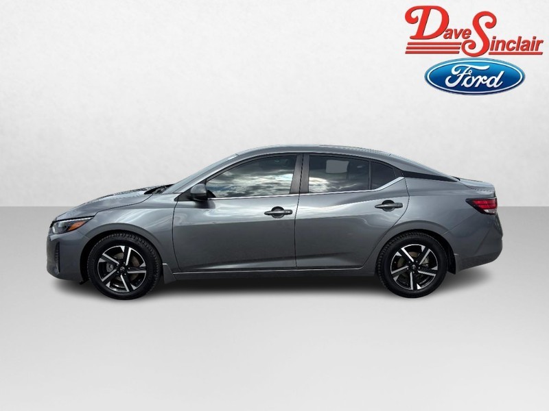 Nissan Sentra Vehicle Full-screen Gallery Image 10