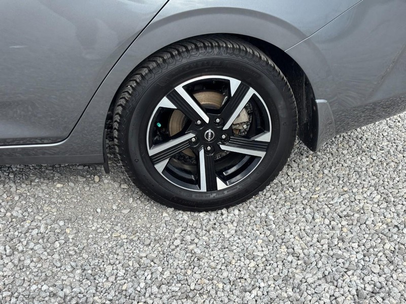 Nissan Sentra Vehicle Full-screen Gallery Image 12