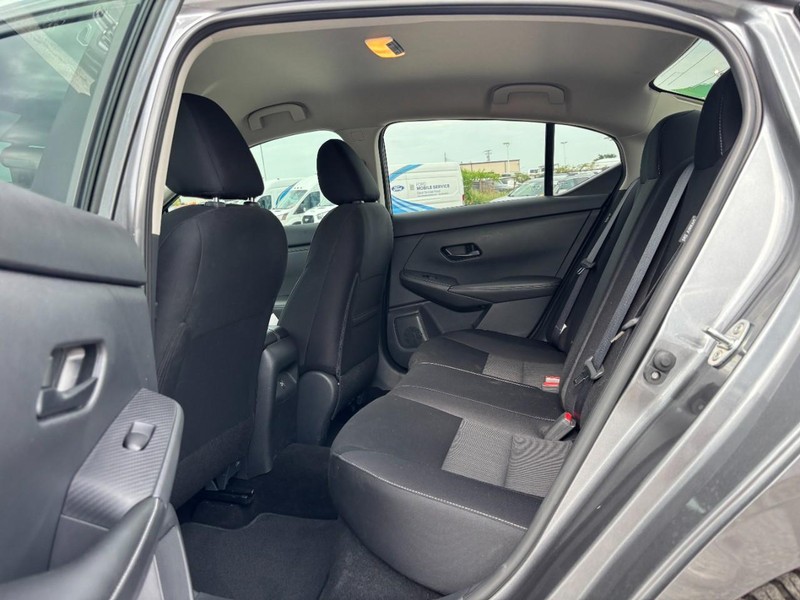 Nissan Sentra Vehicle Full-screen Gallery Image 13