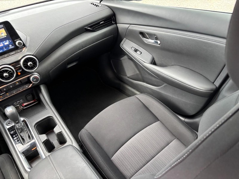 Nissan Sentra Vehicle Full-screen Gallery Image 16