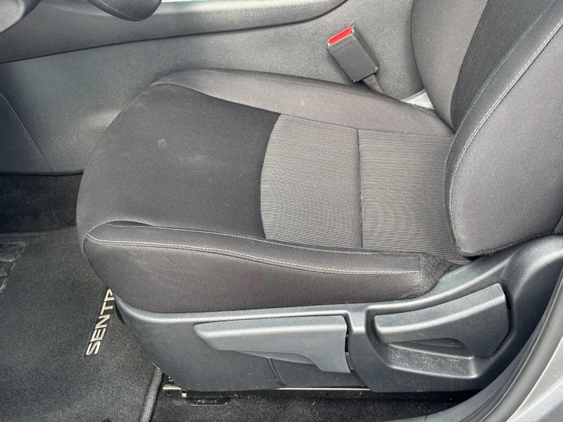 Nissan Sentra Vehicle Full-screen Gallery Image 17
