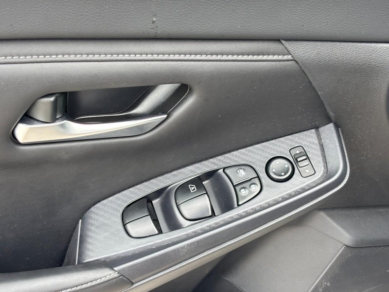 Nissan Sentra Vehicle Full-screen Gallery Image 18