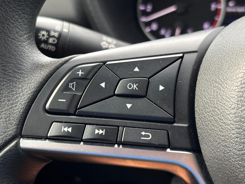 Nissan Sentra Vehicle Full-screen Gallery Image 19