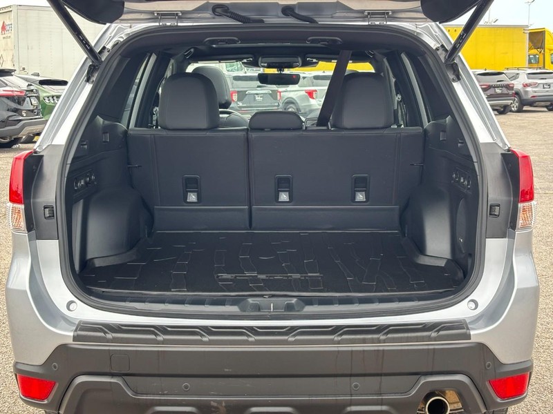 Subaru Forester Vehicle Full-screen Gallery Image 11