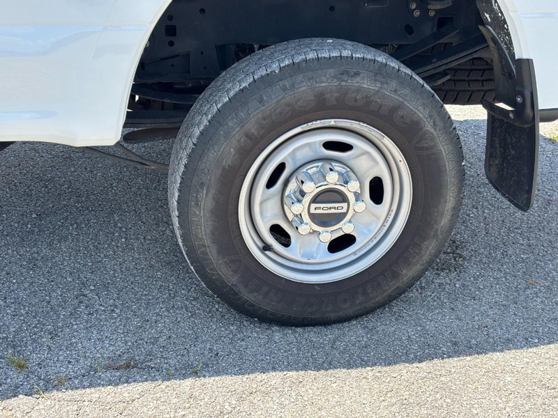 Ford Super Duty F-350 SRW Vehicle Full-screen Gallery Image 12