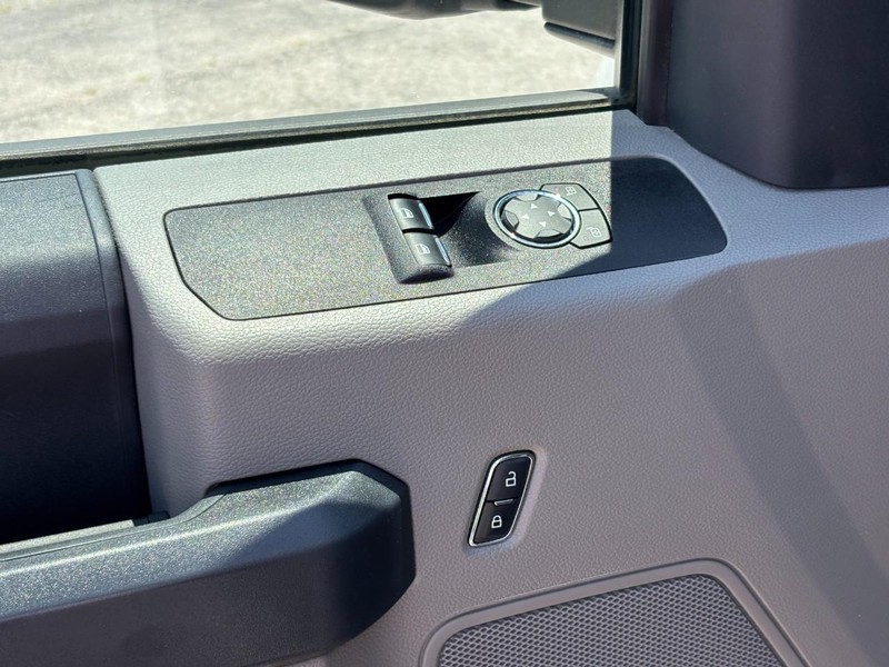 Ford Super Duty F-350 SRW Vehicle Full-screen Gallery Image 15
