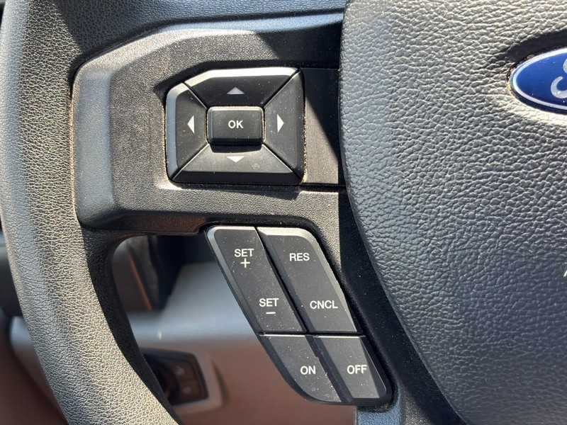 Ford Super Duty F-350 SRW Vehicle Full-screen Gallery Image 16