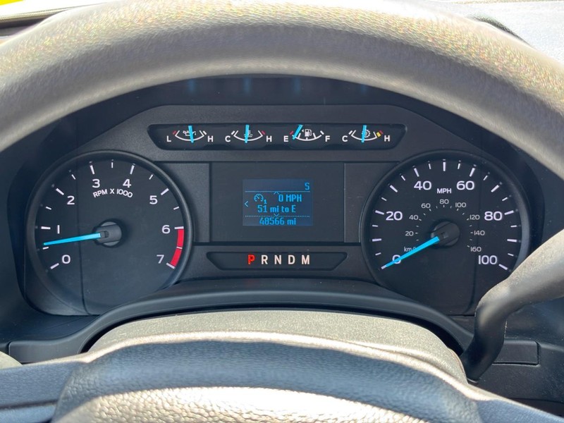 Ford Super Duty F-350 SRW Vehicle Full-screen Gallery Image 18