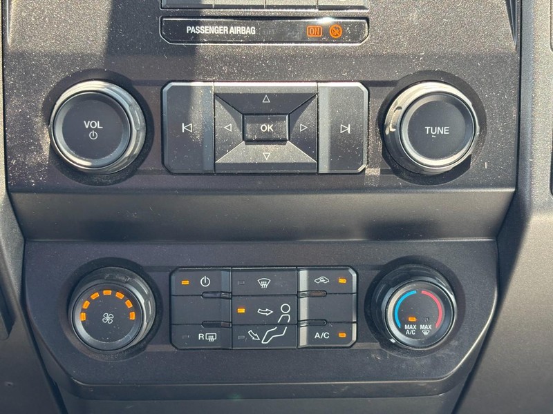 Ford Super Duty F-350 SRW Vehicle Full-screen Gallery Image 21