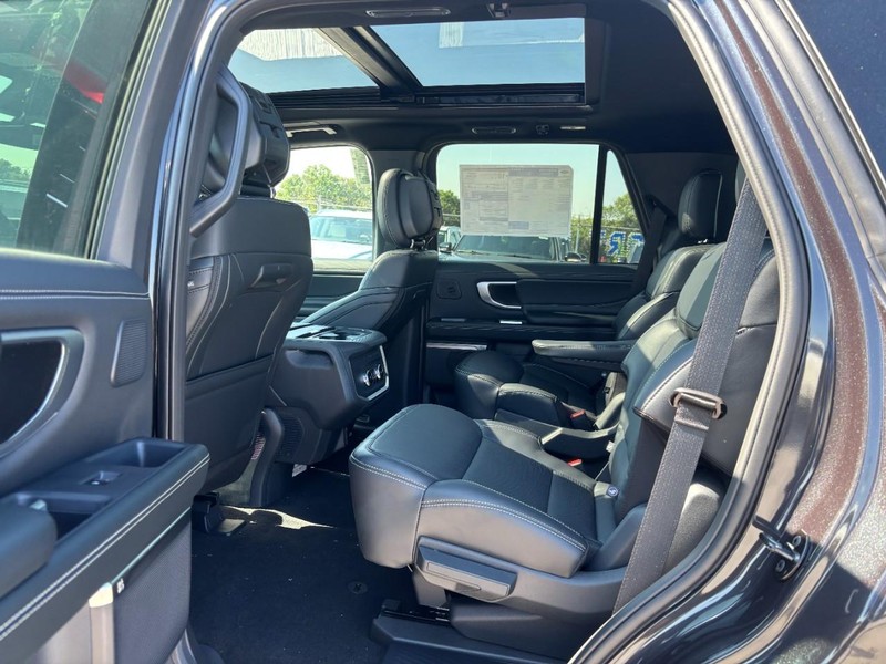 Ford Expedition Vehicle Full-screen Gallery Image 14