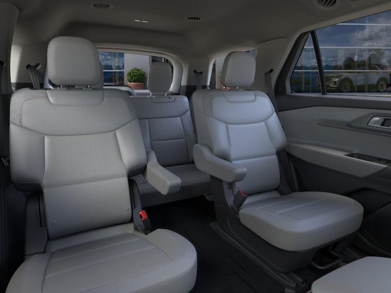 Ford Explorer Vehicle Full-screen Gallery Image 13
