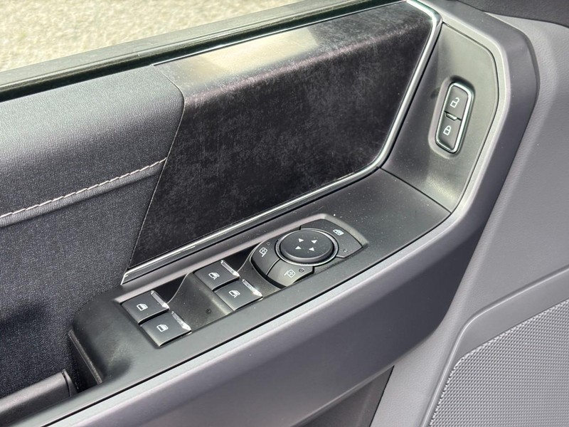 Ford F-150 Lightning Vehicle Full-screen Gallery Image 18