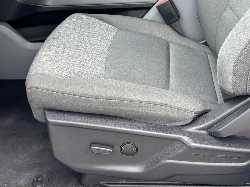 Ford F-150 Lightning Vehicle Full-screen Gallery Image 17