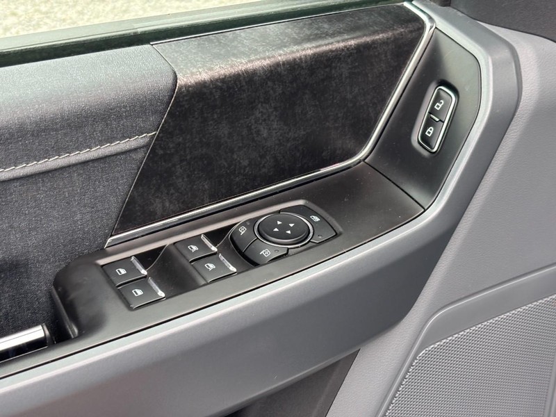 Ford F-150 Lightning Vehicle Full-screen Gallery Image 18