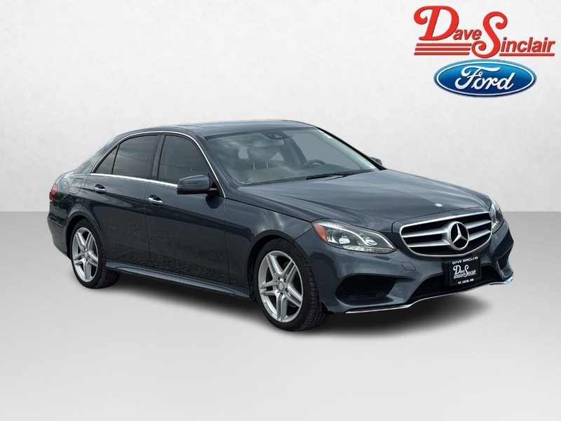 Mercedes-Benz E-Class Vehicle Full-screen Gallery Image 04