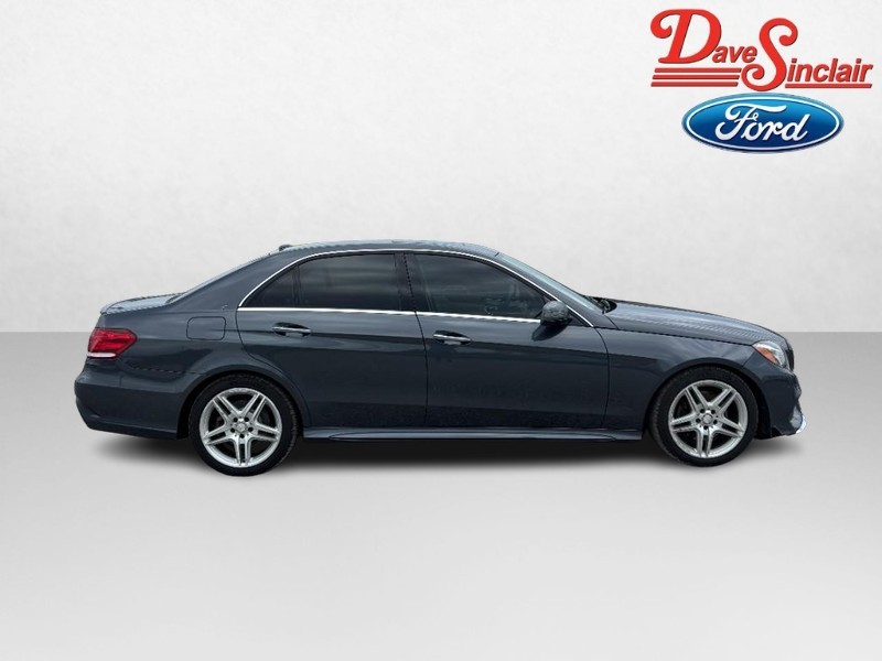 Mercedes-Benz E-Class Vehicle Full-screen Gallery Image 05