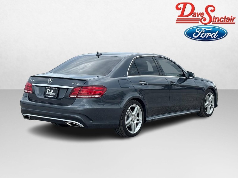 Mercedes-Benz E-Class Vehicle Full-screen Gallery Image 07