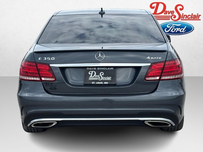 Mercedes-Benz E-Class Vehicle Full-screen Gallery Image 08