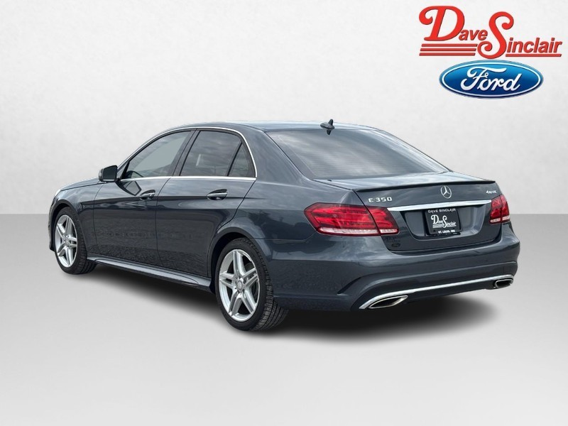 Mercedes-Benz E-Class Vehicle Full-screen Gallery Image 10