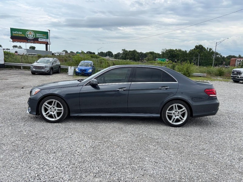 Mercedes-Benz E-Class Vehicle Full-screen Gallery Image 11