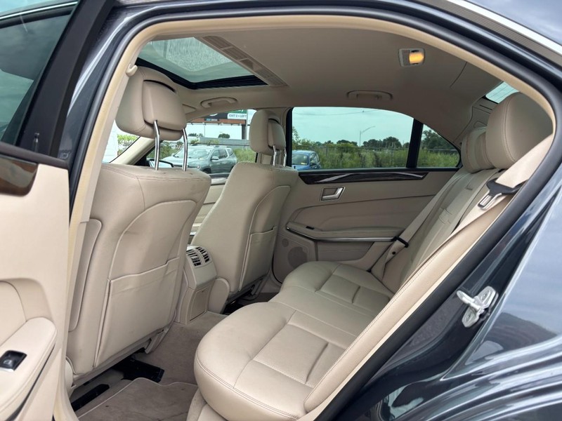 Mercedes-Benz E-Class Vehicle Full-screen Gallery Image 13
