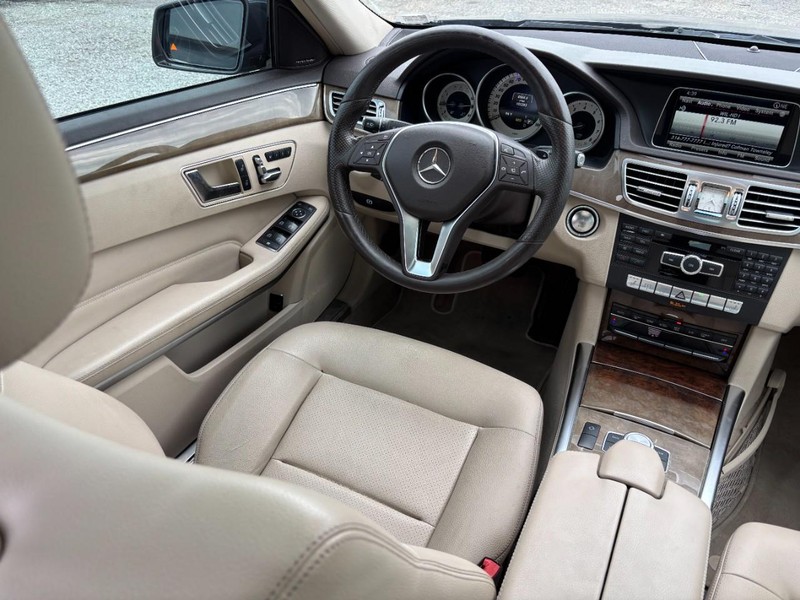 Mercedes-Benz E-Class Vehicle Full-screen Gallery Image 14