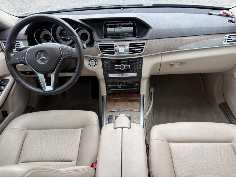Mercedes-Benz E-Class Vehicle Full-screen Gallery Image 15