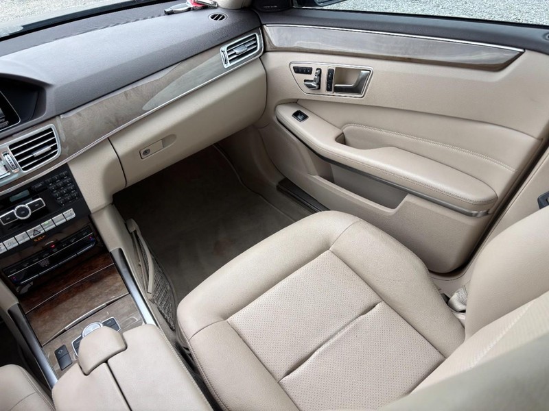 Mercedes-Benz E-Class Vehicle Full-screen Gallery Image 16