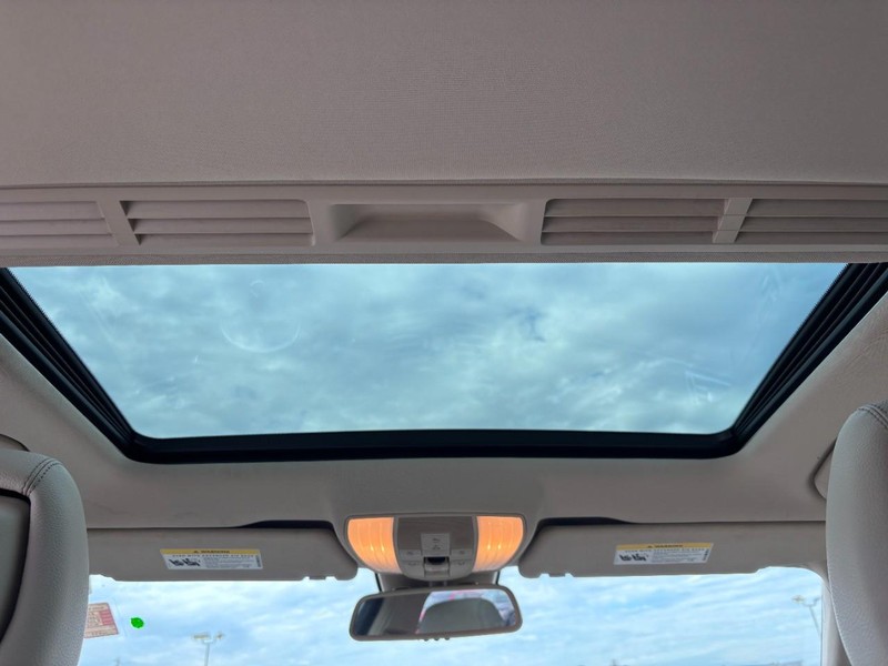 Mercedes-Benz E-Class Vehicle Full-screen Gallery Image 17