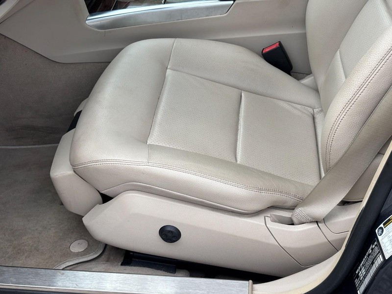 Mercedes-Benz E-Class Vehicle Full-screen Gallery Image 18