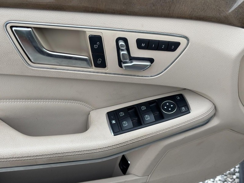 Mercedes-Benz E-Class Vehicle Full-screen Gallery Image 19