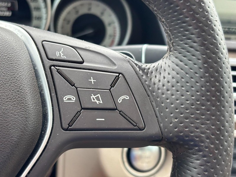Mercedes-Benz E-Class Vehicle Full-screen Gallery Image 21