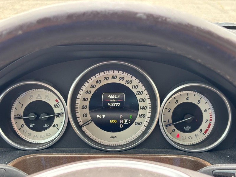 Mercedes-Benz E-Class Vehicle Full-screen Gallery Image 22