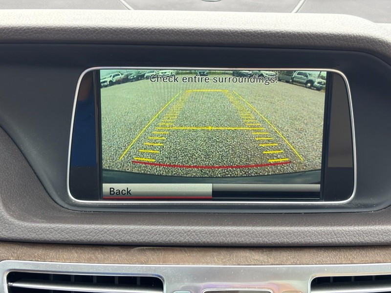 Mercedes-Benz E-Class Vehicle Full-screen Gallery Image 24