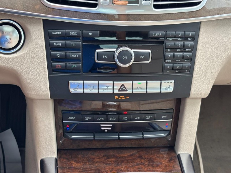 Mercedes-Benz E-Class Vehicle Full-screen Gallery Image 25