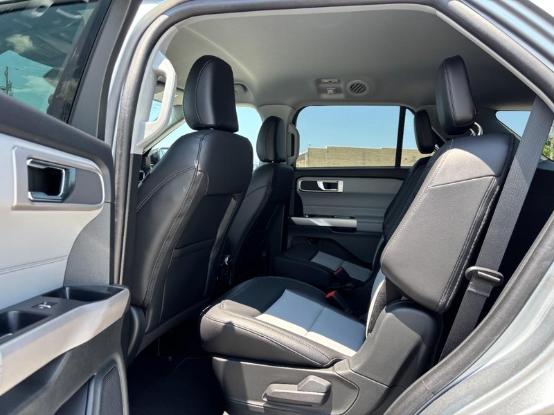 Ford Explorer Vehicle Image 14