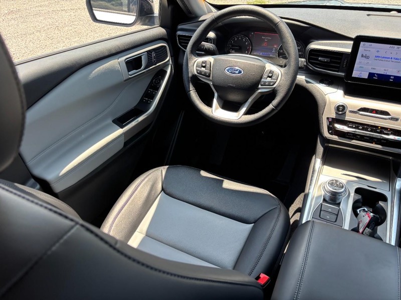 Ford Explorer Vehicle Image 15