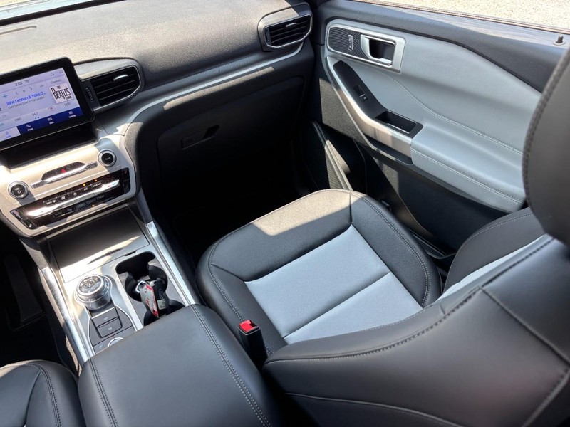 Ford Explorer Vehicle Image 17