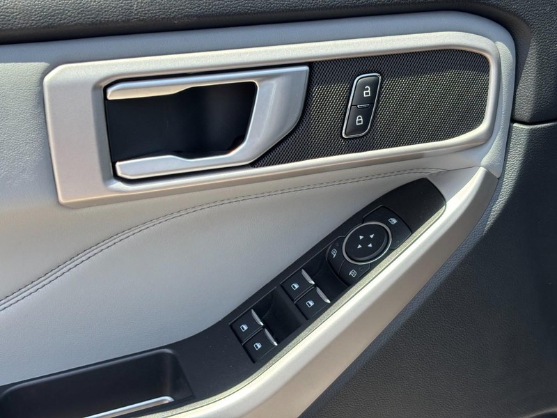 Ford Explorer Vehicle Image 19